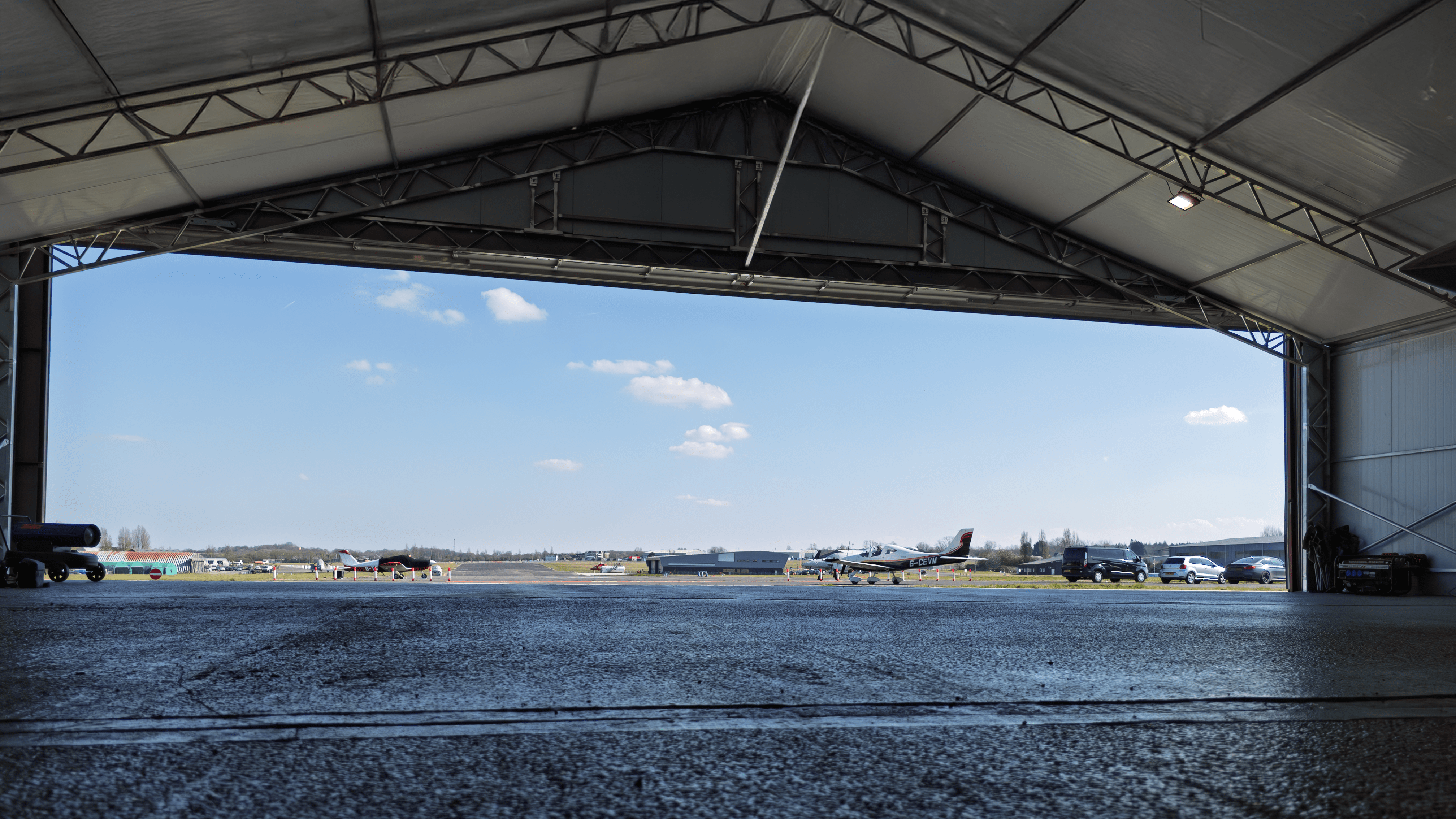 Hangar de aviones de acero