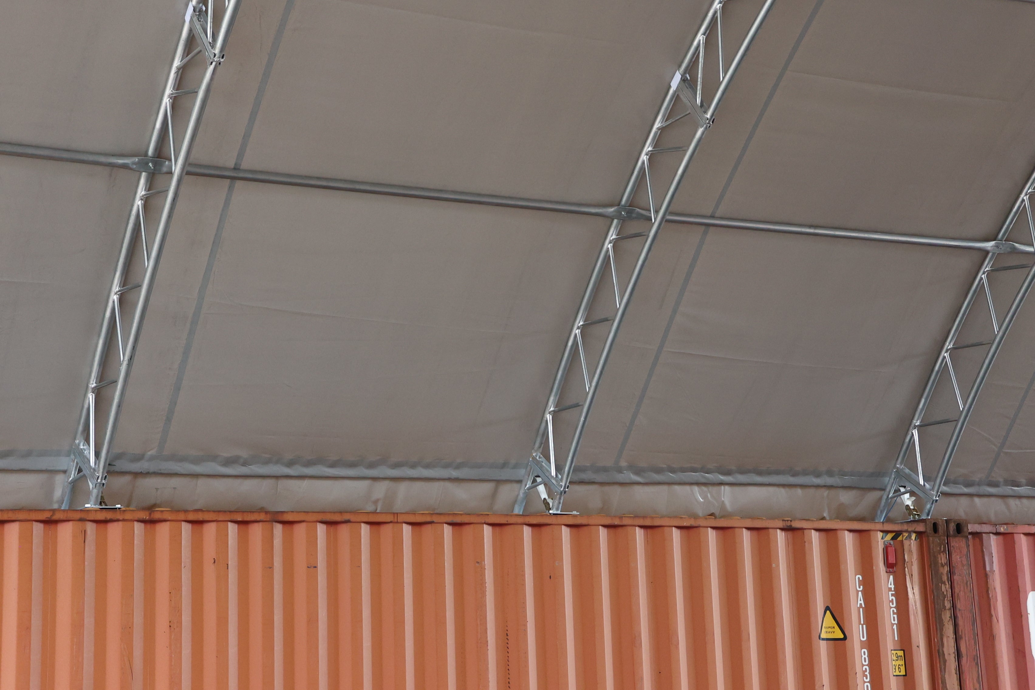 Refugio de Contenedor - 60ft x 40ft x 20ft (18.3m x 12m x 6m) Instalado en el Interior de los contenedores