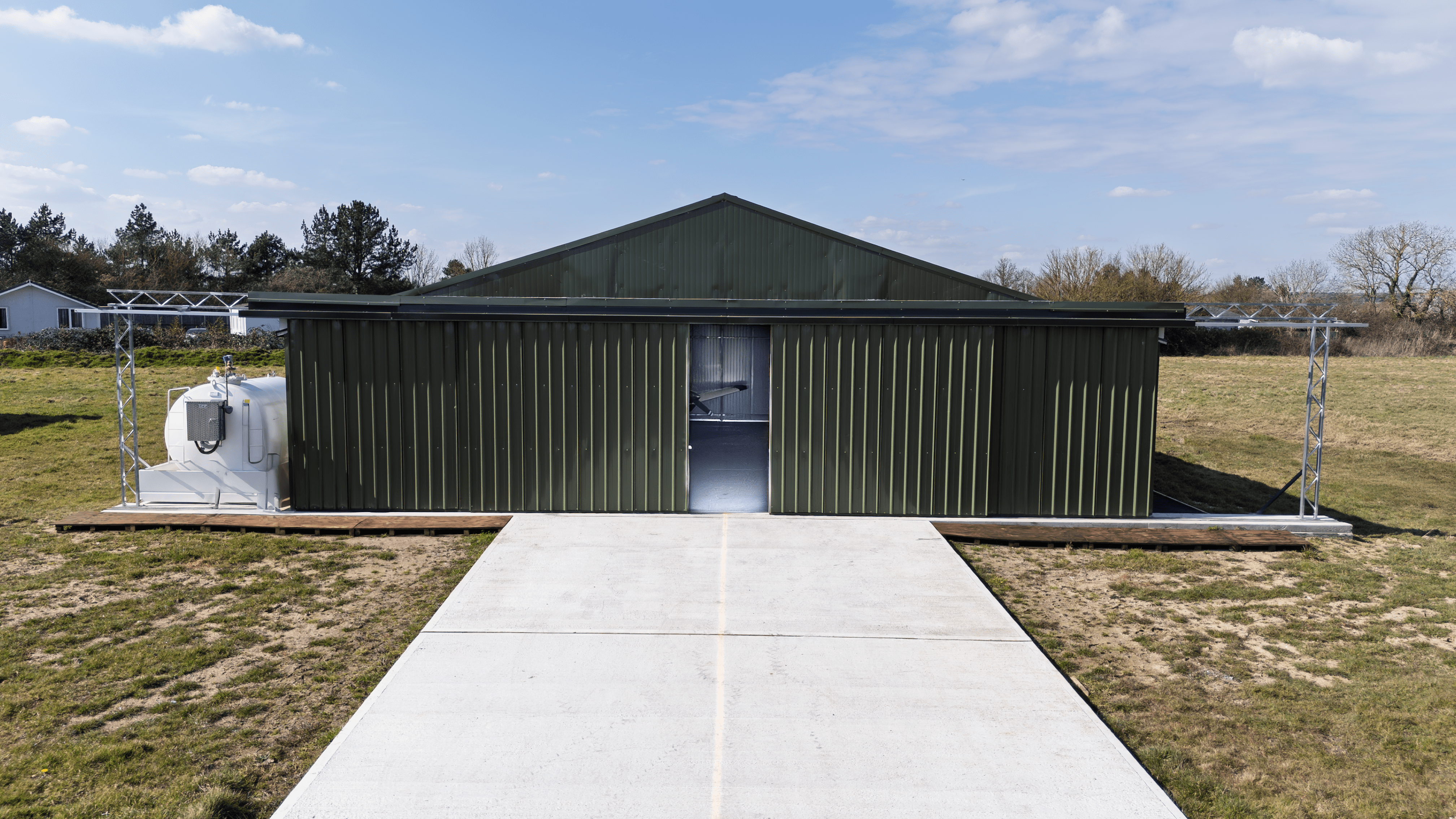 Hangar de aviones de acero