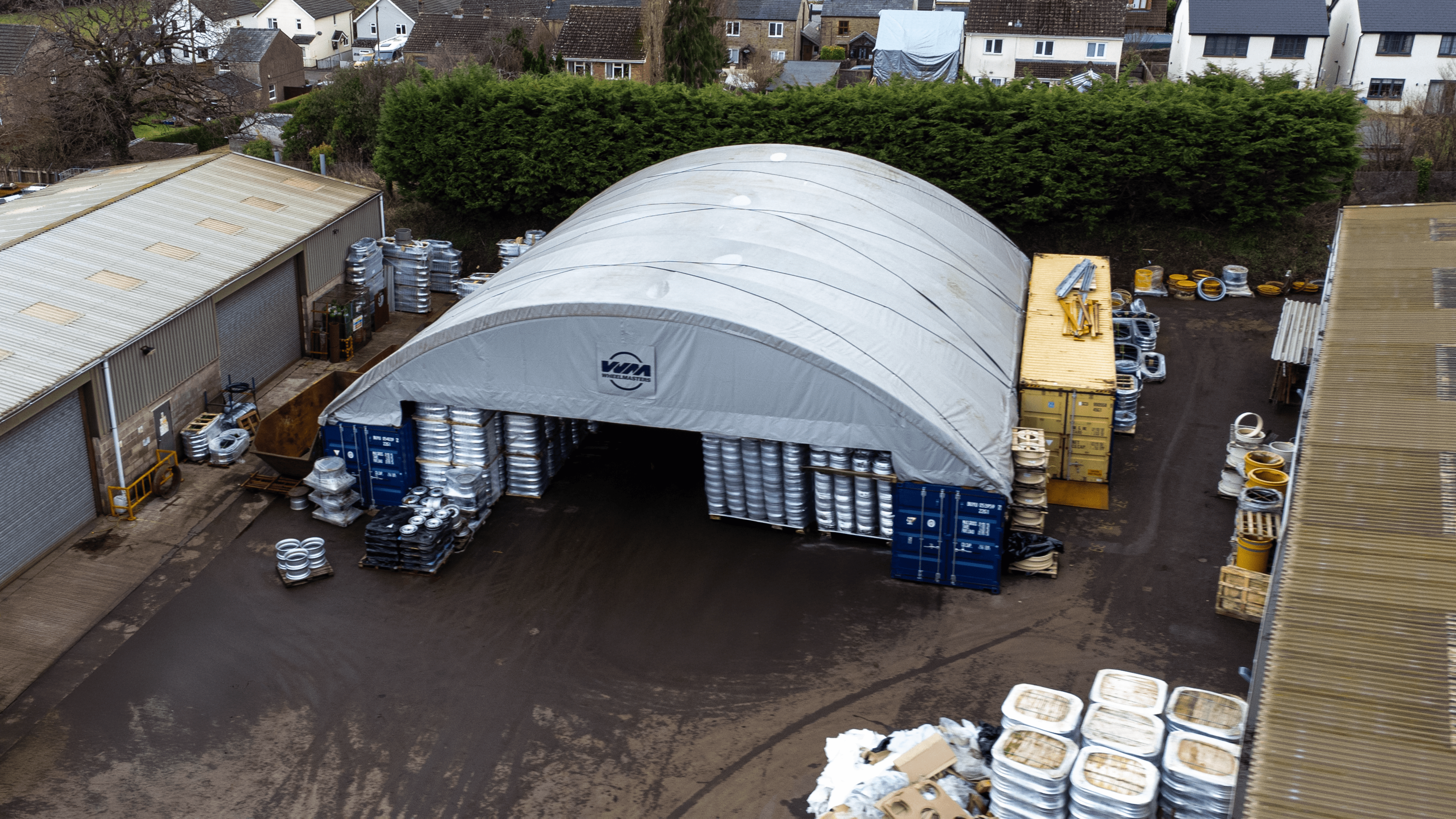 Refugio de Contenedor - 60ft x 40ft x 20ft (18.3m x 12m x 6m) Instalado en el Exterior de los contenedores